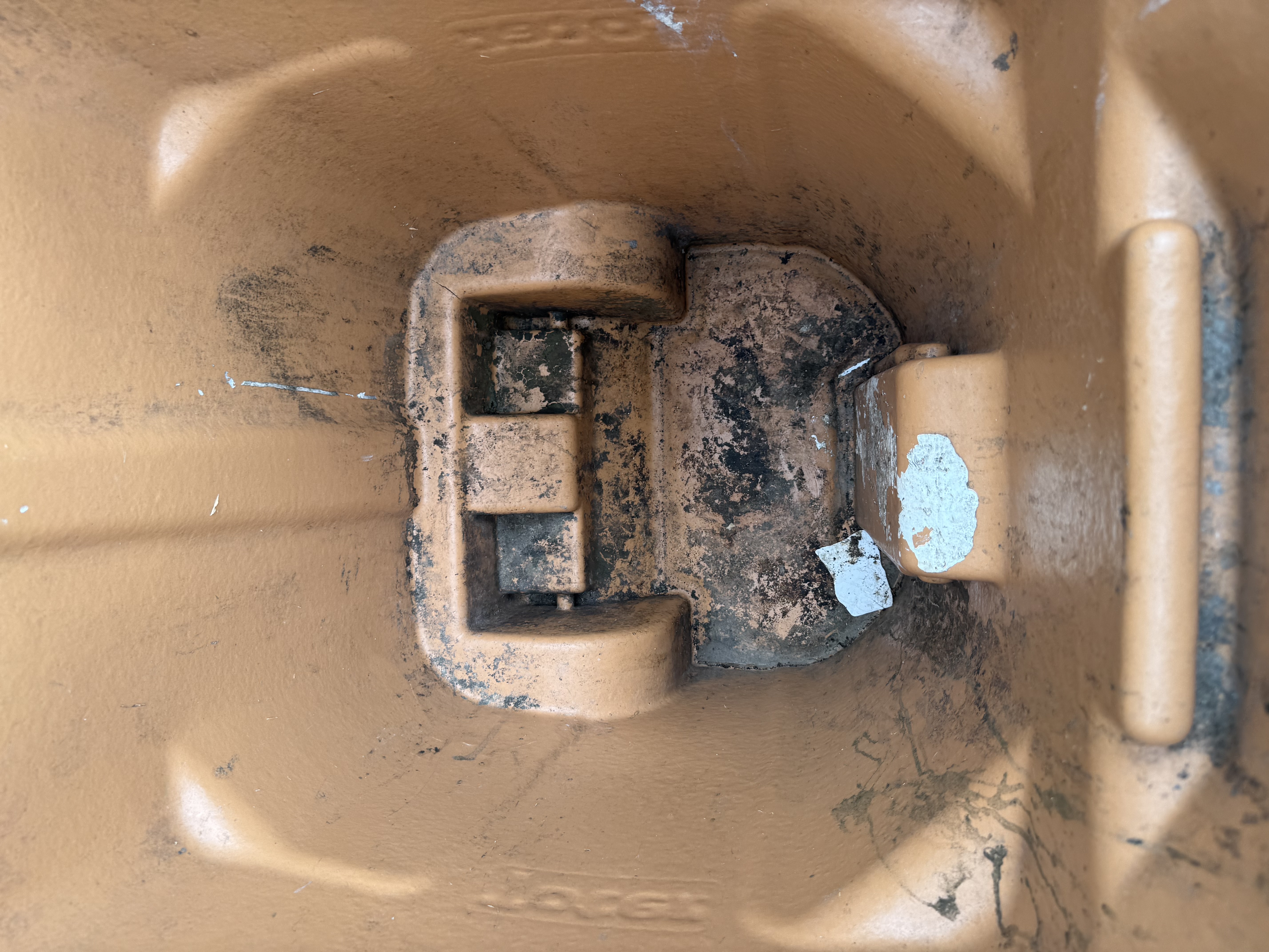 Dirty trash can before cleaning